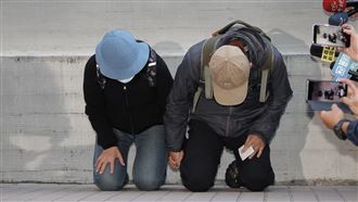 張文爸媽下跪道歉　律師：別再追殺他們了