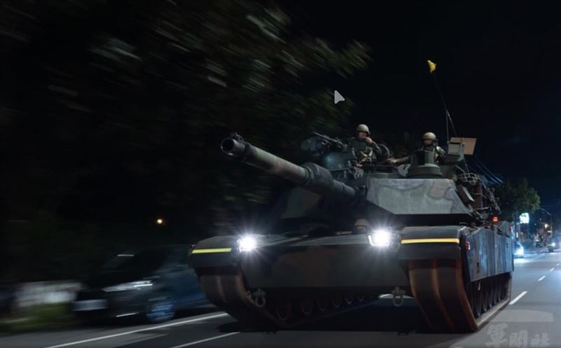 陸軍裝甲584旅23日拂曉實施營級戰備偵巡訓練，首次派遣M1A2T戰車於新竹實施重要目標防護演練。（軍聞社提供）