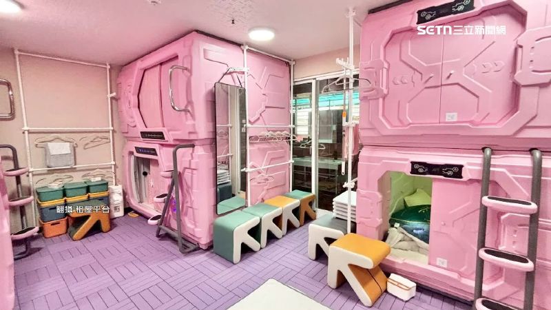 位在三重的粉色風膠囊套房