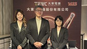 大東電董事長林志明(圖中)率領經營團隊，出席媒體上市前業績發表會。（圖／記者余國棟攝影）