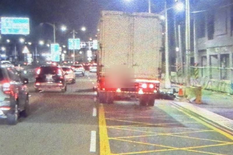 台中一輛聯結車撞擊撞摩托車，女騎士傷重不治。（圖／翻攝畫面）