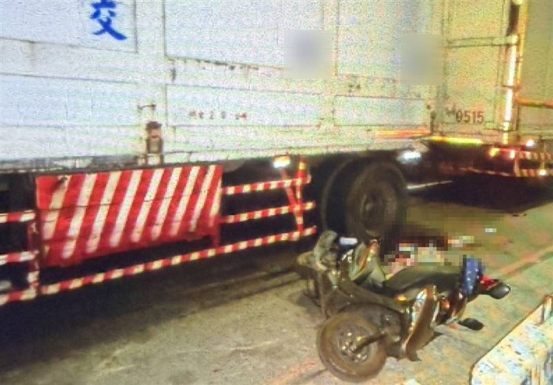 女騎士被撞又被輾，地上滿地血。（圖／翻攝畫面）