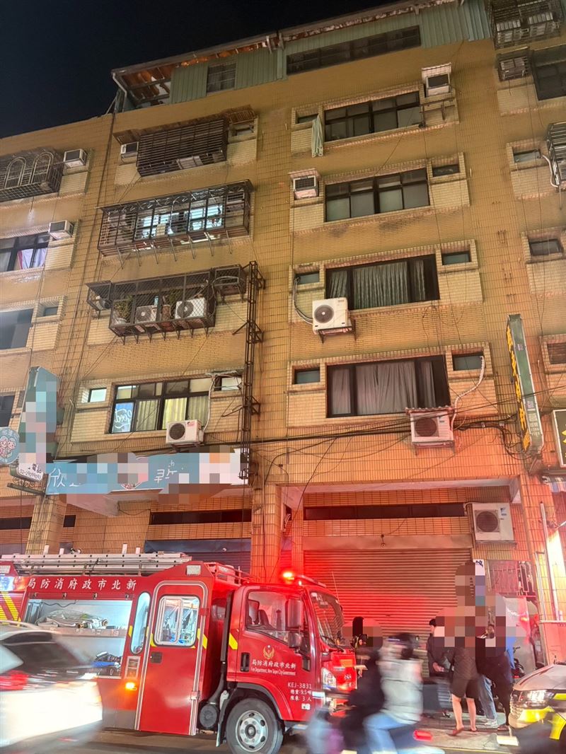 震碎冬夜！泰山公寓卡式爐氣爆，玻璃雨傾瀉街道，警消獲報到場救援。（圖／翻攝畫面）
