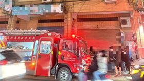 震碎冬夜！泰山公寓卡式爐氣爆，玻璃雨傾瀉街道，30歲男傷勢曝。（圖／翻攝畫面）