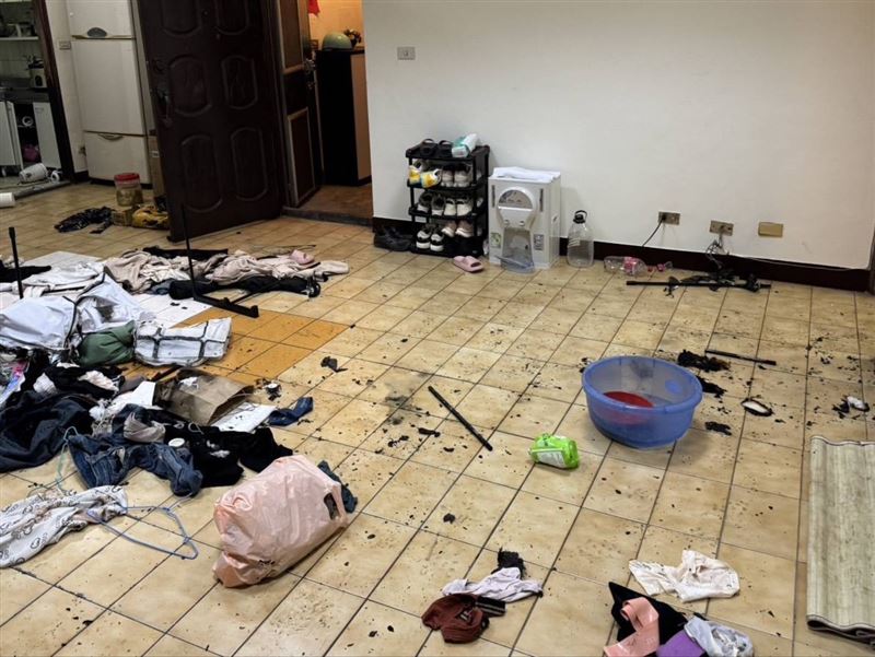 泰山一名男子因幫卡式爐換瓦斯罐不慎引發氣爆，屋內滿目瘡痍。（圖／翻攝畫面）