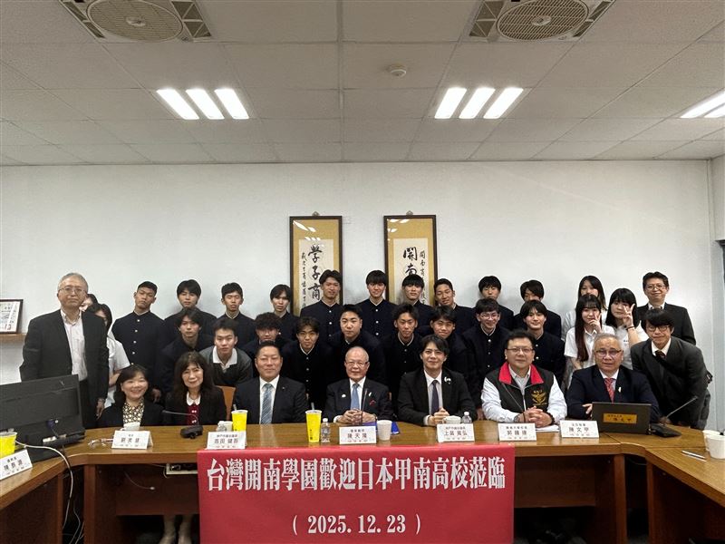 開南學園（開南高中、開南大學）23日熱情迎接來自日本神戶的甲南高校師生一行24人。圖左起：甲南高校澤武潤子國際教育部長、開南高中校長劉美慧、神戶市議員吉田健吾、國策顧問陳天隆、神戶市議員上畠寛弘、開南大學校長郭鐘達、開南大學董事會主任秘書暨副校長陳文甲。（圖／開南大學提供）