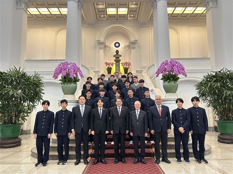 日本甲南高校師生與開南學園師開南大學與神戶甲南高校師生23日赴總統府參訪。從右三至左三：神戶市議員吉田健吾、神戶市議員上畠寛弘、總統府秘書長潘孟安、國策顧問陳天隆、開南大學副校長陳文甲。（圖／開南大學提供）