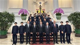 開南學園（開南高中、開南大學）23日熱情迎接來自日本神戶的甲南高校師生一行24人。圖右起：甲南高校澤武潤子國際教育部長、開南高中校長劉美慧、神戶市議員吉田健吾、國策顧問陳天隆、神戶市議員上畠寛弘、開南大學校長郭鐘達、開南大學董事會主任秘書暨副校長陳文甲。（圖／開南大學提供） 