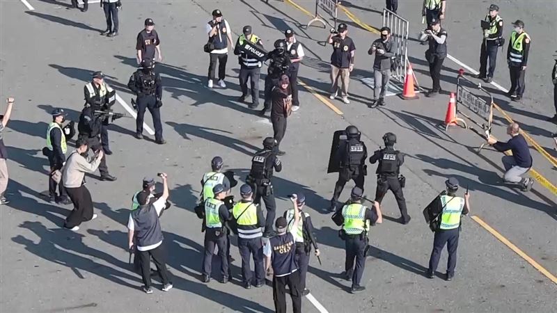 多層警力模擬圍捕暴力分子。（圖／翻攝畫面）