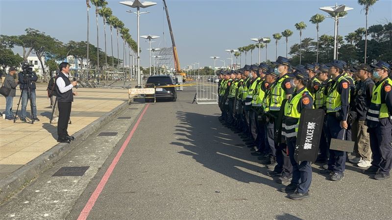 數天後就要舉辦跨年晚會，高雄市警察局重兵實地推演。（圖／翻攝畫面）