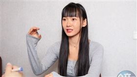 昆娜（Queena）與味全龍隊球員張祐嘉爆出不倫，經過8個月煎熬，終於出面說明。