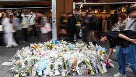 隨機攻擊案　民眾誠品南西店門前獻鮮花（2）27歲張文隨機攻擊釀嚴重死傷，案發地包括台北捷運台北車站M7出口處、誠品生活南西店門前，21日誠品南西店恢復營業，民眾在店外人行道擺上花束，盼逝者安息。中央社記者吳家昇攝　114年12月21日