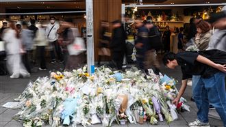 隨機攻擊案　民眾誠品南西店門前獻鮮花（2）27歲張文隨機攻擊釀嚴重死傷，案發地包括台北捷運台北車站M7出口處、誠品生活南西店門前，21日誠品南西店恢復營業，民眾在店外人行道擺上花束，盼逝者安息。中央社記者吳家昇攝　114年12月21日