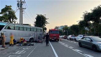 安順國小,安南醫院,台南,車禍,遊覽車（圖／翻攝畫面）