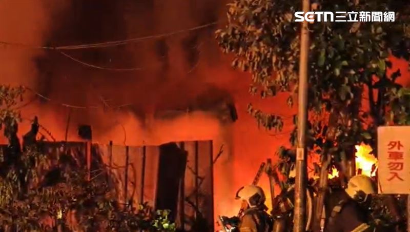 台北市大安區和平東路三段,某中古家電維修廠發生火警。(圖/翻攝畫面)