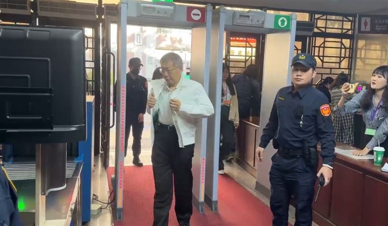 柯文哲現身北院，面對現場支持者與媒體，僅揮手示意、未發一語。（圖／翻攝畫面）