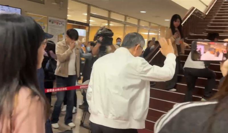 柯文哲現身北院，面對現場支持者與媒體，僅揮手示意、未發一語。（圖／翻攝畫面）