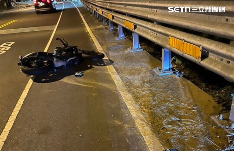 施姓男大生進入一處彎道路段時，車身疑因操作不當產生偏移，隨即發生劇烈打滑。(圖/翻攝畫面)