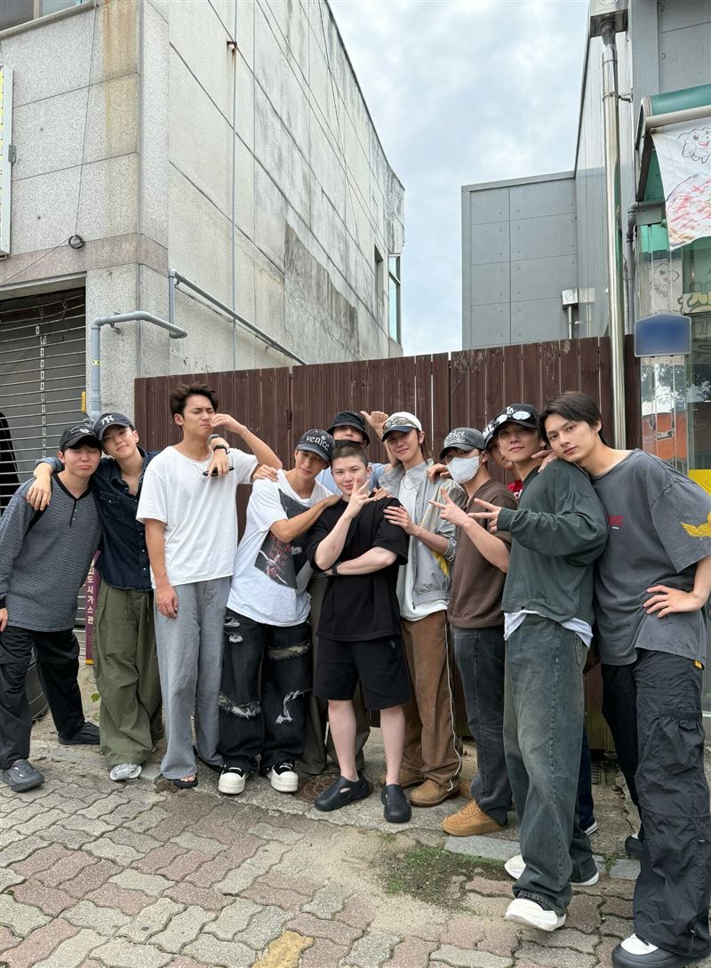 SEVENTEEN成員WOOZI（中）今年9月以陸軍現役身分入伍。（圖／翻攝自X平台 @pledis_17）