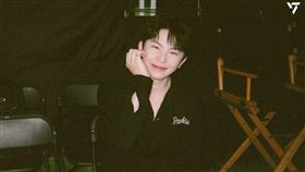 WOOZI驚傳在軍中被上級施壓。（圖／翻攝自X平台 @pledis_17）