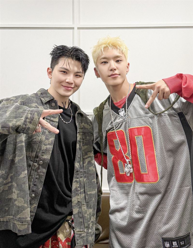 SEVENTEEN成員WOOZI（左）與Hoshi（右）於9月同期入伍。（圖／翻攝自X平台 @pledis_17）
