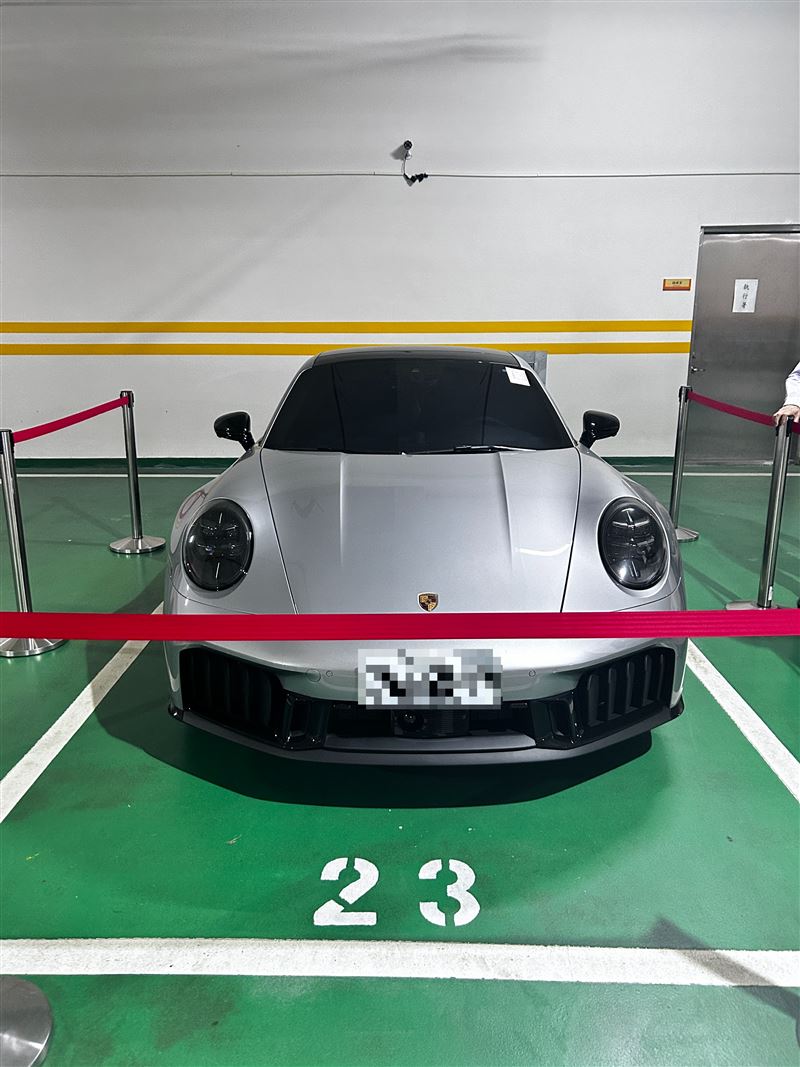 羅男名下今年才出廠的保時捷「911 CARRERA GTS」跑車，將於年底進行法拍。（圖／翻攝自「法務部行政執行署士林分署」網站）