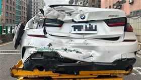 遭撞的BMW受損情形。（圖／翻攝畫面）