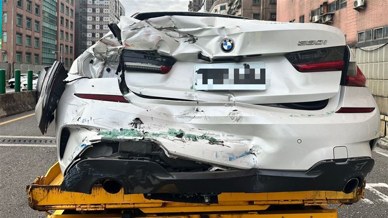 遭撞的BMW受損情形。（圖／翻攝畫面）