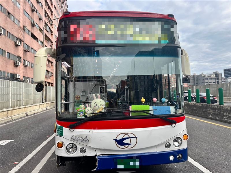 遭撞的公車受損情形。（圖／翻攝畫面）