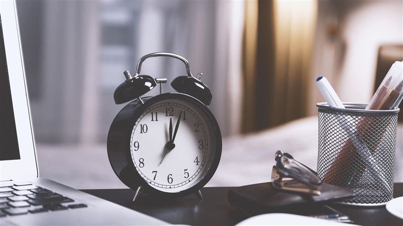 女咆哮問「是什麼關係?」　5字回答炸全網