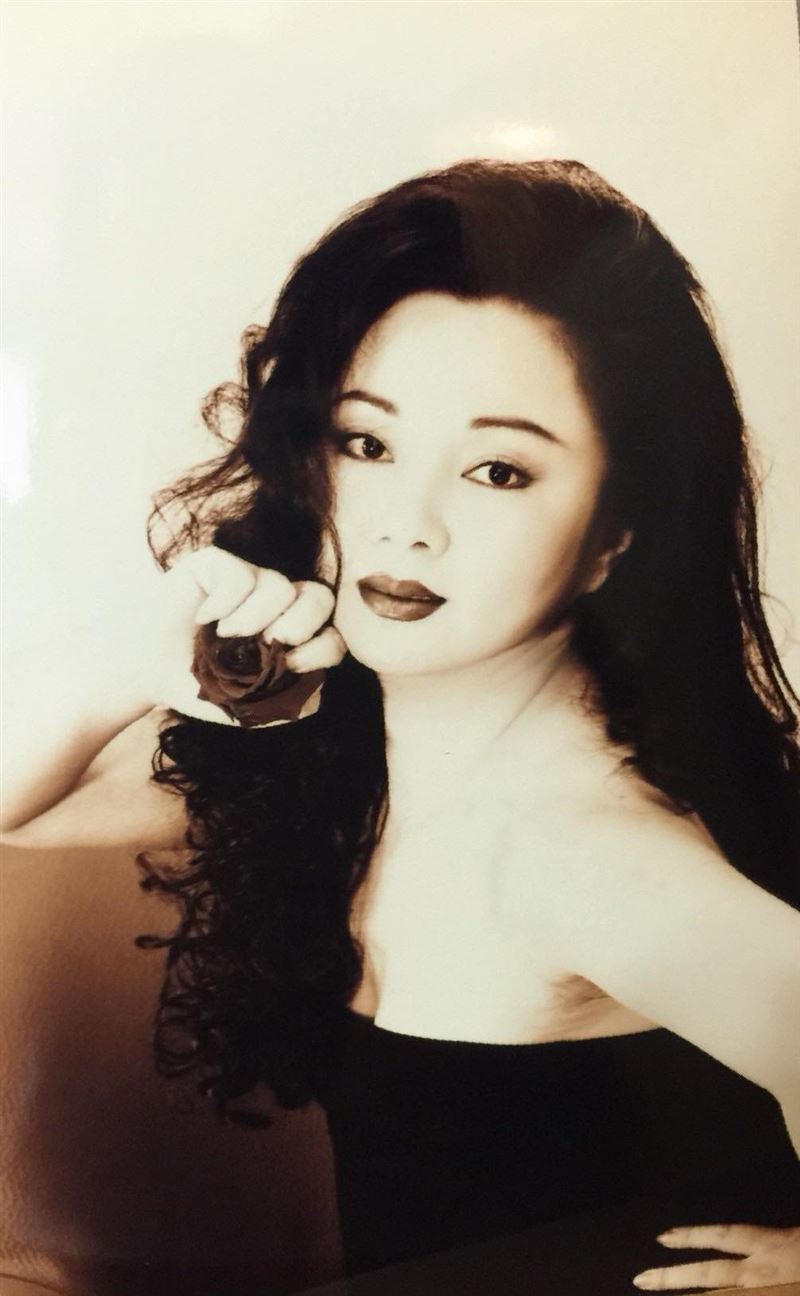 張吉安分享，為了幫范冰冰更貼近角色，他曾帶她回馬來西亞家鄉向父親學習畫符與解降。沒想到，張媽媽見到范冰冰時竟脫口而出：「原來你就是那個白冰冰啊！」。（圖／翻攝自白冰冰FB）