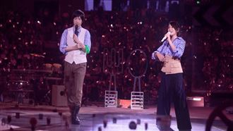 五月天阿信舞台摔傷　影后1舉動暖哭全網