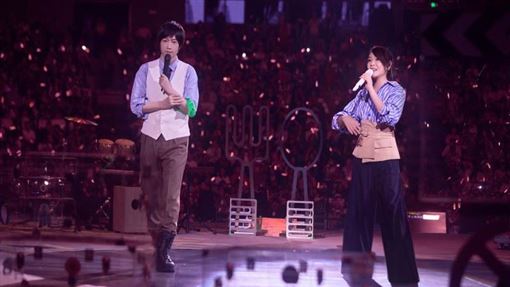 五月天阿信舞台摔傷　影后1舉動暖哭全網