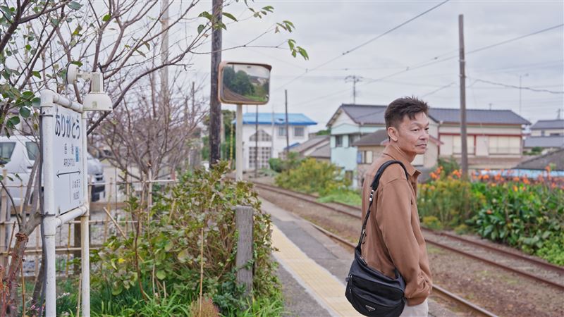 新加坡喜劇天王李國煌前往日本搭乘銚子電鐵及大井川蒸汽火車，探尋「重生的力量」。（圖／公共電視、新傳媒提供）