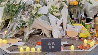 張文哥哥獻花謝余媽：謝謝將英雄帶來世上