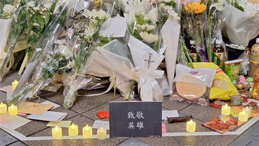 張文哥哥獻花謝余媽：謝謝將英雄帶來世上