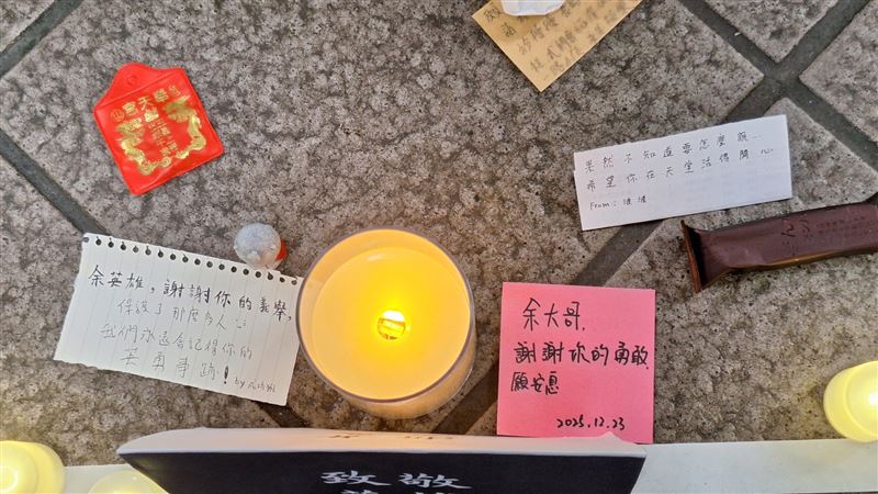 民眾前往事發現場哀悼，北捷將設悼念牆。（圖／翻攝自台北捷運臉書）