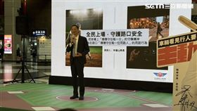 為改善外界對台灣道路安全的負面觀感，交通部持續加強路口交通安全宣導。公路局近日攜手中華職棒台鋼雄鷹內野手、年度「打擊王」吳念庭，以及前職棒球員、有「棒球頑童」之稱的吳復連父子檔，擔任路口交通安全大使。（圖／記者李育道攝影）