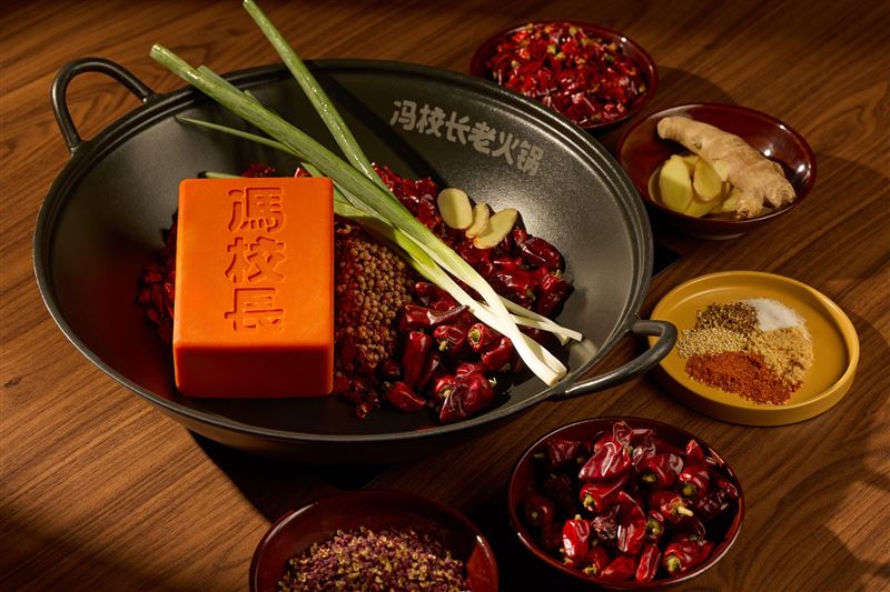 「經典大紅鍋」麻而不燥。(圖／馮校長老火鍋提供）