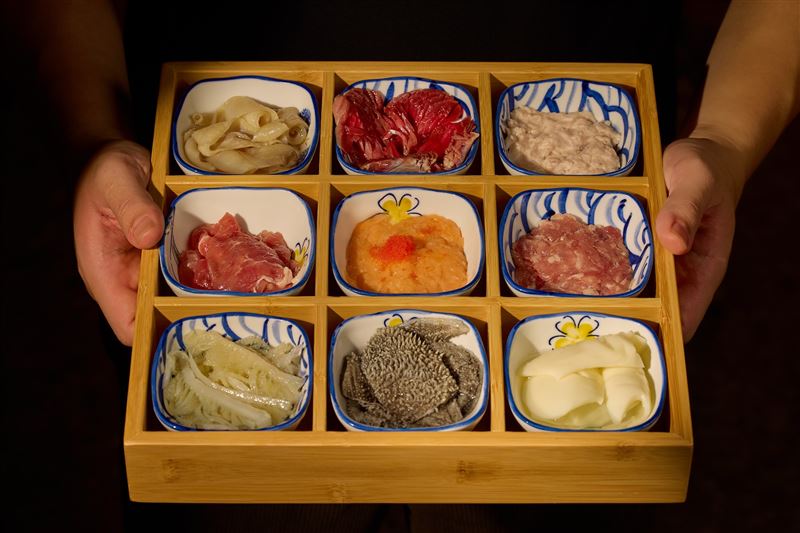 九宮格內含小份手工荸薺肉丸、手工蝦滑、魚籽豆花、脆管、鴨腸、毛肚、白千層、嫩豬肉、菊花郡肝。(圖／馮校長老火鍋提供）