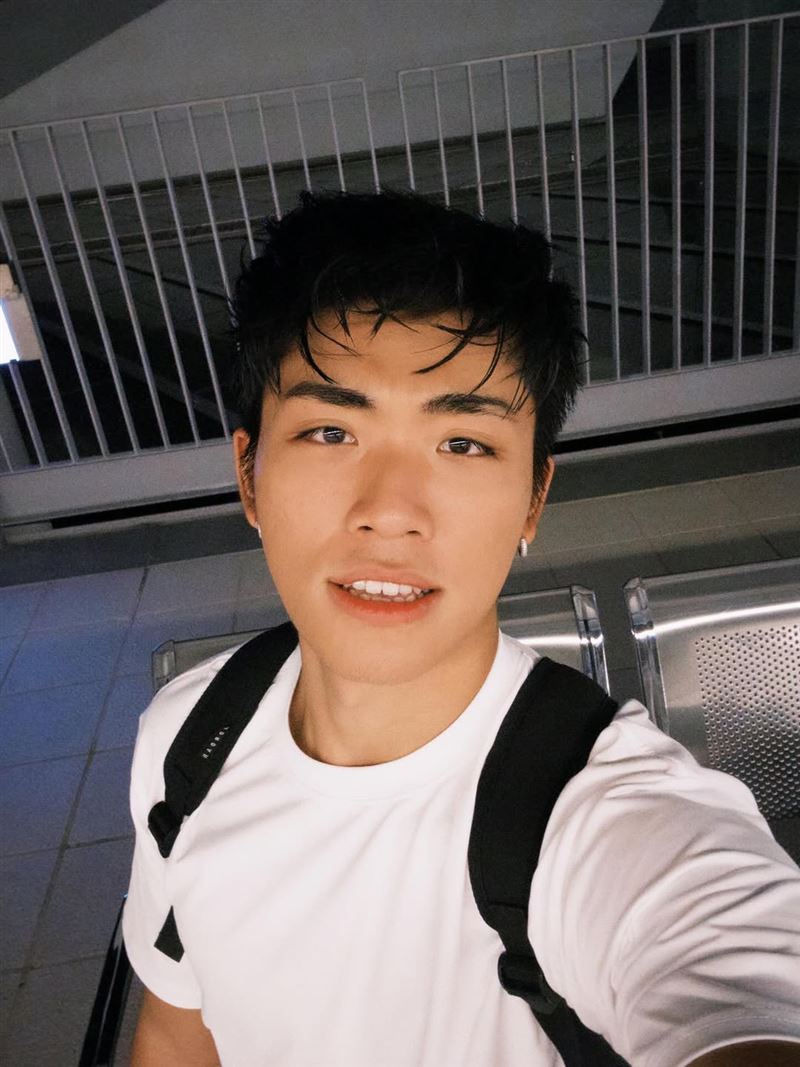 王ADEN臭臉、公審風波越演越烈。（圖／翻攝自王ADEN IG）