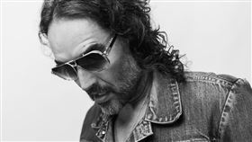 英國知名喜劇演員、主持人兼演員羅素布蘭德（Russell Brand）。（圖／翻攝自IG @russellbrand）