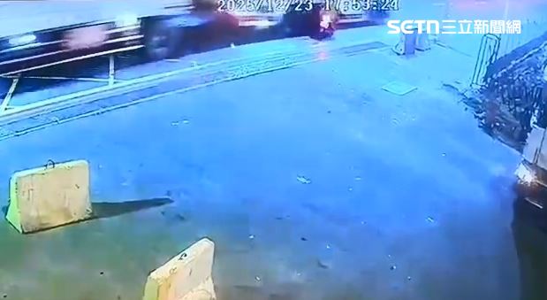 台中西屯區果菜市場發生死亡車禍，婦人騎車切入車道與聯結車發生碰撞，慘遭輾斃。（圖／翻攝畫面）