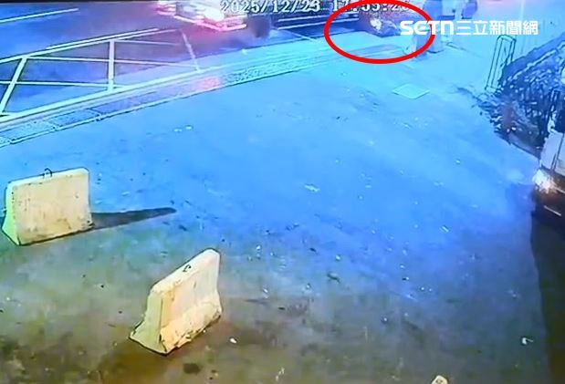 台中西屯區果菜市場發生死亡車禍，婦人騎車切入車道與聯結車發生碰撞，慘遭輾斃。（圖／翻攝畫面）