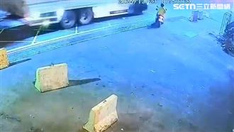 婦直衝車道猛撞聯結車！捲車底恐怖畫面曝