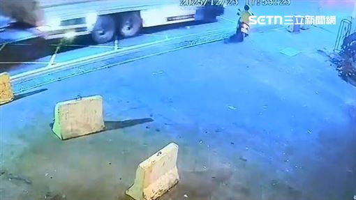 婦直衝車道猛撞聯結車！捲車底恐怖畫面曝