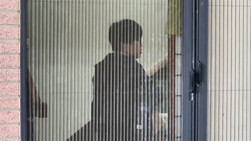 檢調人員搜索後，帶走捐贈資料偵辦。（圖／翻攝畫面）