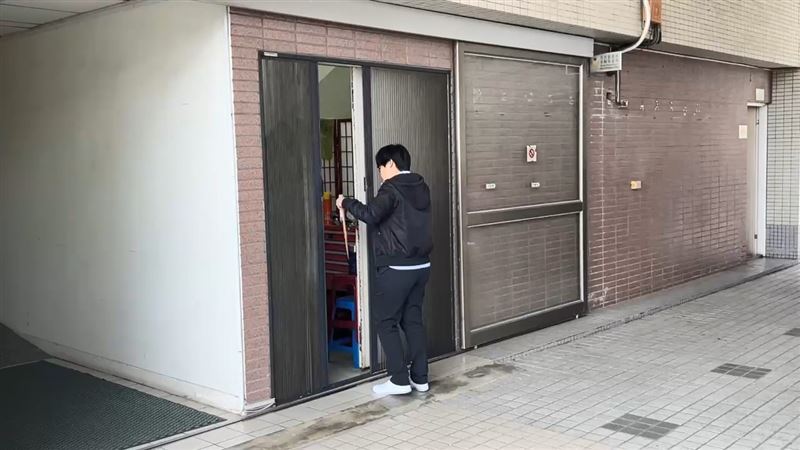 檢調人員搜索消防局，疑似與救災車採購弊案有關。（圖／翻攝畫面）