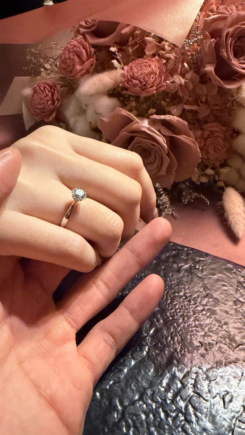 男星禾浩辰宣布向女友吳品潔求婚成功。（圖／翻攝自臉書）