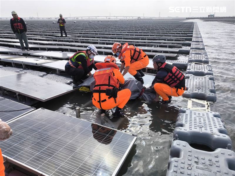彰濱工業區外海驚見浮屍，死者遺體卡在光電板上。（圖／翻攝畫面）